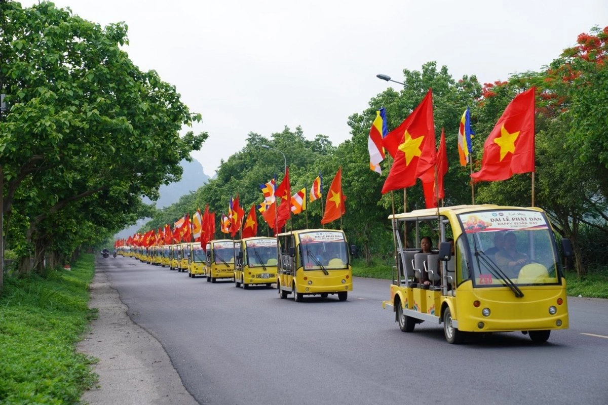 Electric shuttle in Bai Dinh pagoda